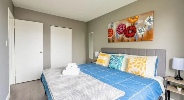 2BR Apt w King Bed and Netflix- Prime Location, Varaa Hotelli Hamilton 