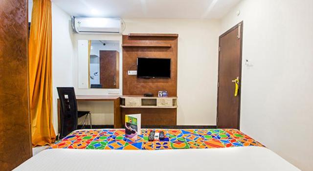 Номер Deluxe FabHotel Crown Suites - Nr Sony Signals