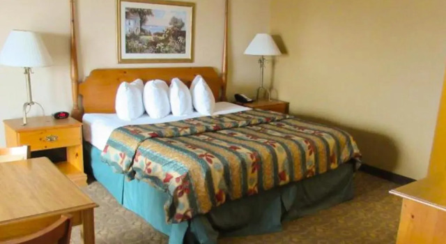 Люкс Magnuson Grand Pioneer Inn and Suites