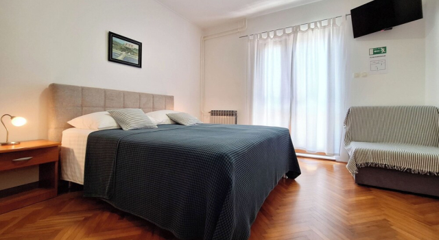 Apartment and Rooms Katunar