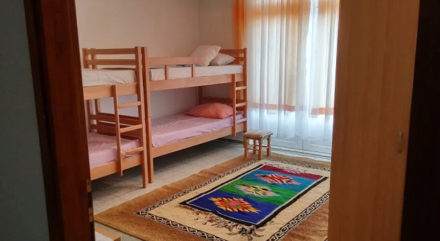 Кровать в общем номере с балконом Guesthouse Sanja