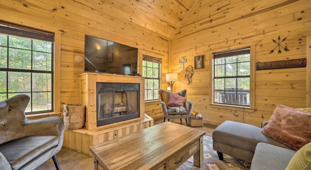 Коттедж 4 Mi to Beavers Bend: Cabin w/ Hot Tub & Games