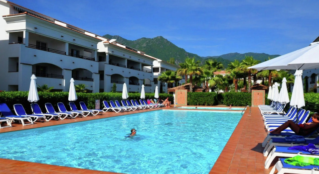 Nice apartments by a vast beach on beautiful Corsica, Rezerwuj Apartament Hotele w Korsyka z parkingiem, Parking