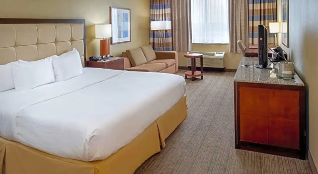 Номер Premium DoubleTree by Hilton St. Louis at Westport