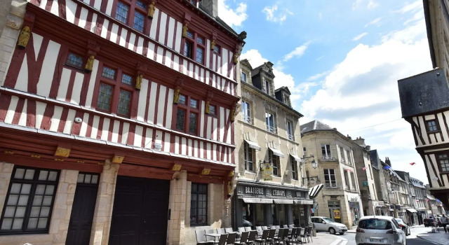 Cosy Holiday Home in Port-en-bessin-huppain With Garden, Забронировать Отель  