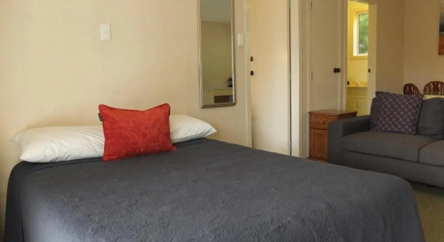 Семейные апартаменты Colonial Court Motel