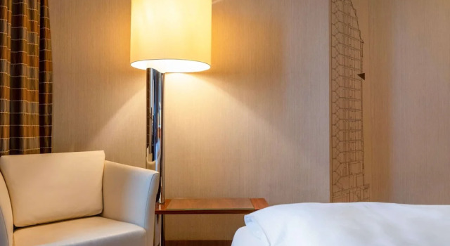 Одноместный номер Superior MÖVENPICK Hotel Hamburg City, historischer Wasserturm im Schanzenpark