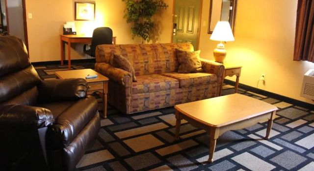 Двухместный люкс c 1 комнатой Days Inn by Wyndham Watertown