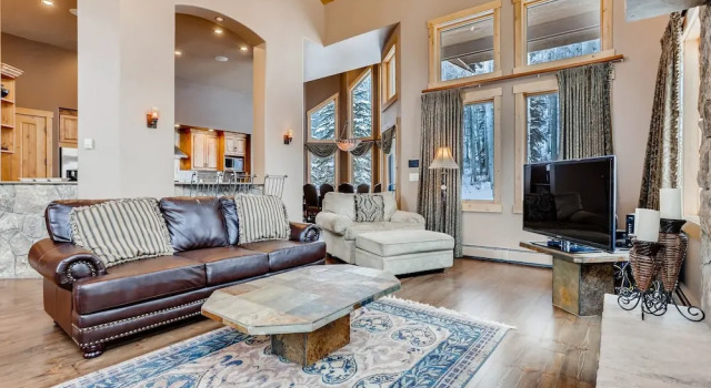 Luxurious All-suite Ski W/ Hot Tub 5 Bedroom Duplex, Забронировать Дом для отпуска Отели Вейл с парковкой, Парковка