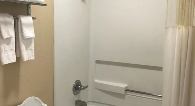 Четырёхместный номер Standard с балконом Americas Best Value Inn & Suites - Little Rock - Maumelle