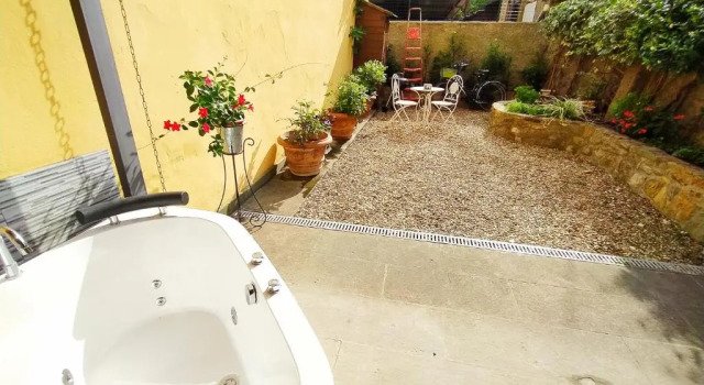 Апартаменты Nadia's Lovely Home - WITH PRIVATE GARDEN AND JACUZZI