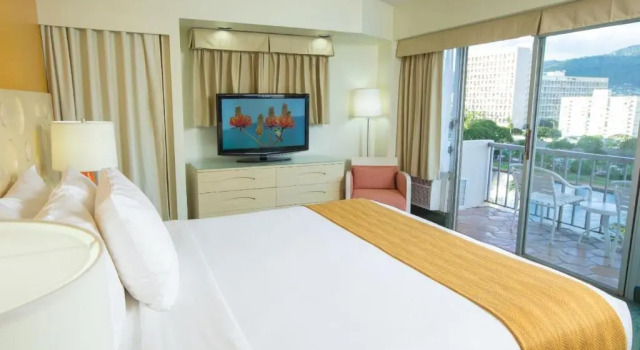 Двухместный номер с видом на горы Coconut Waikiki Hotel