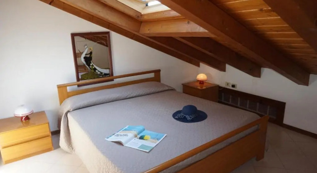 Three-room Attic Apartment Very Nice Near the Centre of Lignano Sabbiadoro, Book Lejlighed Hoteller i Friuli Venezia Giulia med parkering, Parkering