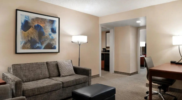 Люкс с 2 комнатами Embassy Suites by Hilton Cincinnati RiverCenter
