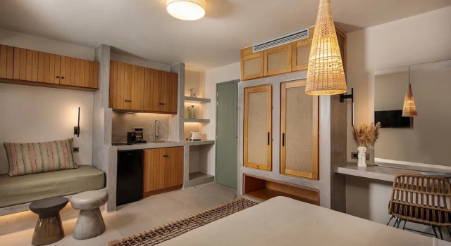 Люкс с балконом "Makava Suites" Your Luxe Urban Sanctuary