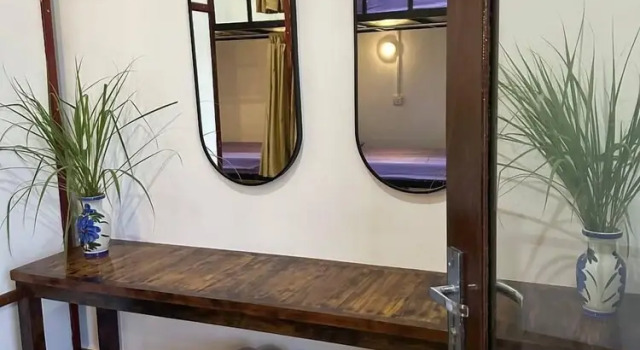 Кровать в общем номере White Beach Hostel