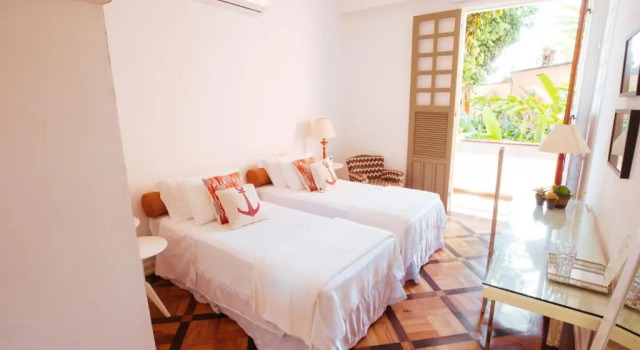 Люкс с видом на бассейн Gerthrudes Bed & Breakfast
