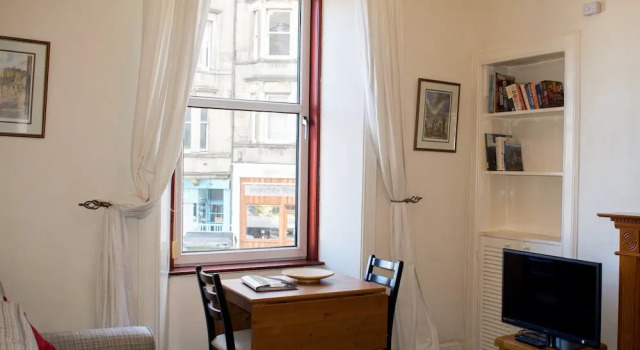 Bright 2 Bedroom Home in Edinburgh