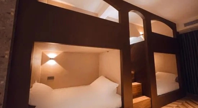 Кровать в общем номере Haiyi Hotel