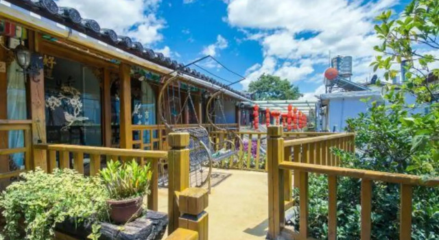 Youyangju Hostel, Забронировать Хостел Отели Лицзян с парковкой, рядом с Улица Сквер-стрит Древнего города Даянь, Парковка