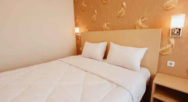 Comfy Room at ADA Guesthouse Syariah, Buchen Sie Hotel Malang Jawa Timur, in der Nähe von Museum Mpu Purwa