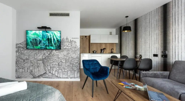 Полулюкс с балконом InPoint Smart Apartments