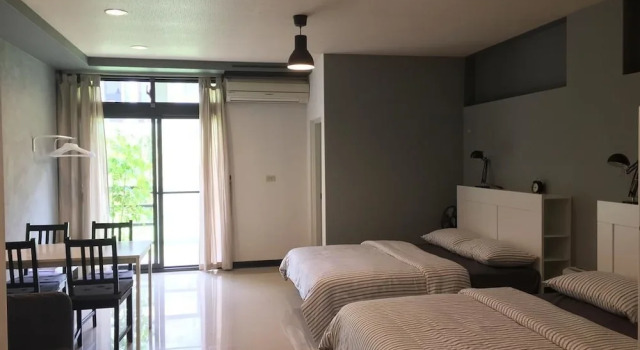 Четырёхместный номер Comfort с балконом и с видом на горы Dali Yi International Hostel
