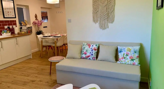 Pristine Apartment in The Centre of Glastonbury, Забронировать Апартаменты/квартира Отели Гластонбери с парковкой, рядом с Lake Village Museum, Парковка
