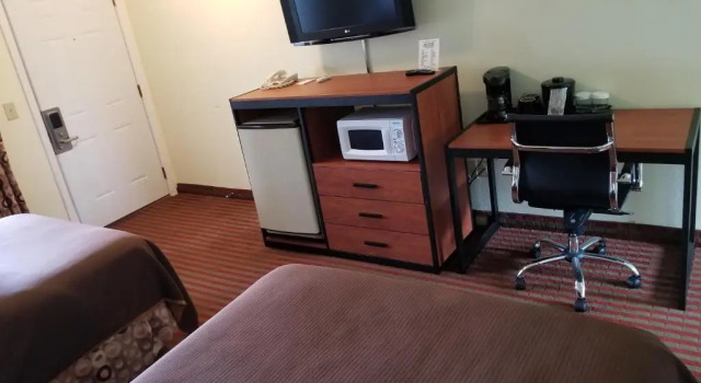 Четырёхместный номер Standard All Seasons Inn & Suites