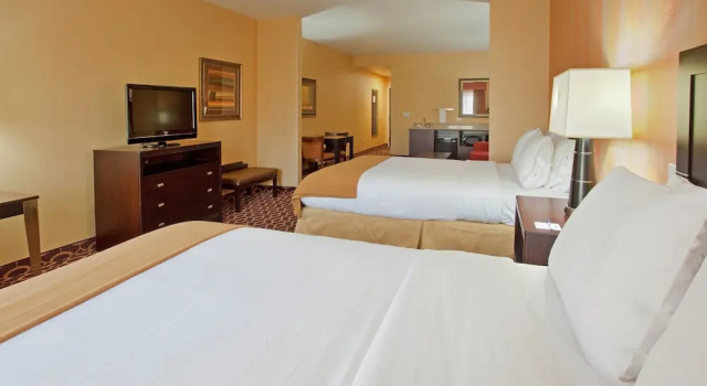 Четырёхместный люкс Holiday Inn Express & Suites Sacramento NE Cal Expo by IHG