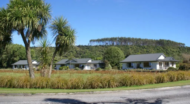 Апартаменты Karamea River Motels