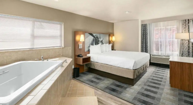 Люкс Executive Residency by Best Western Navigator Inn & Suites