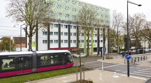 Кровать в общем номере Campanile Dijon Centre Clemenceau