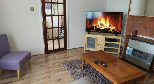 Коттедж Eddiwick House - Huku Kwetu Dunstable -Spacious 4 Bedroom House - Beds Suitable for Builders and Contractors