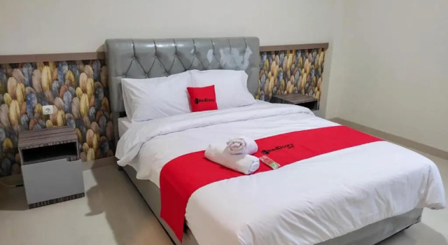 RedDoorz Syariah near GOR Satria Area