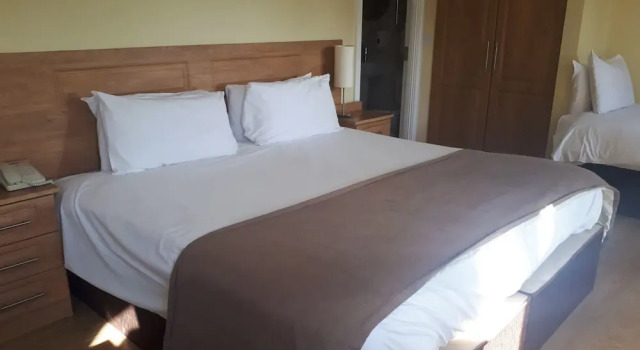 Коттедж с 3 комнатами Knightsbrook Hotel Courtyard Accommodation