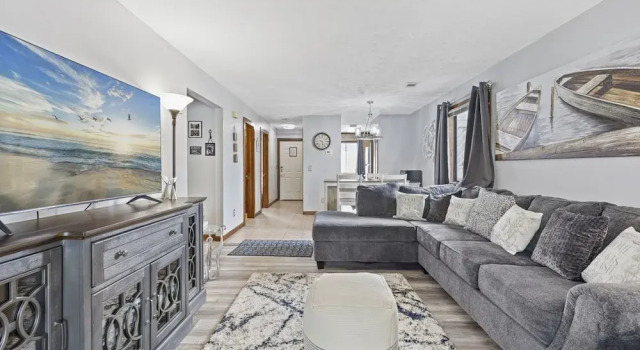 Spacious Modern Condo - 1st Floor - One Block to the Beach