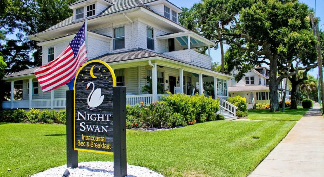 Night Swan Intracoastal B&B, Забронировать Отель «постель и завтрак» Нью-Смирна-Бич Daytona Beach Area, рядом с Исторический квартал Канал-стрит