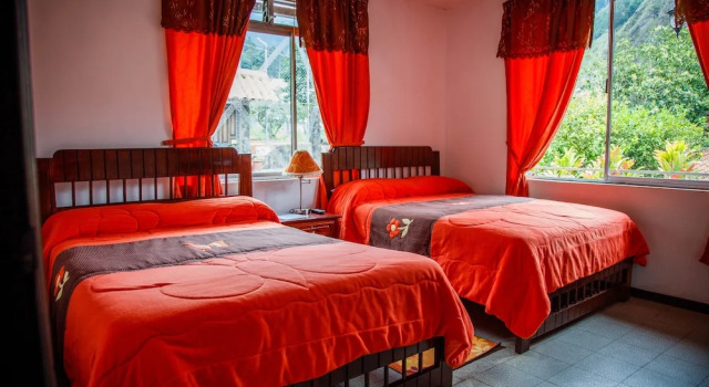 Семейное бунгало с 4 комнатами с видом на горы Hosteria Jardines de Chamana