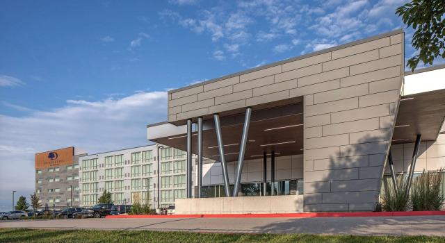 DoubleTree by Hilton Omaha Southwest, Book Hotel 4-stjernede hoteller i Nebraska, 4*
