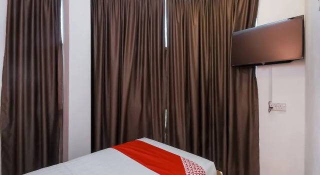 Harmony Stay by OYO Rooms, Rezerwuj Hotel Hotele w Sarawak z parkingiem, Parking
