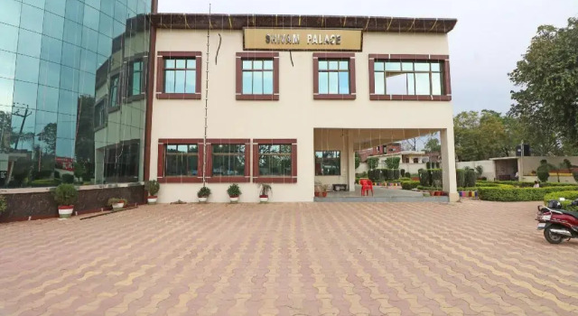 Shivam Palace by OYO Rooms, Забронировать Отель Пратапгарх штат Уттар-Прадеш