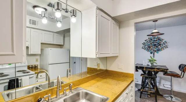 Апартаменты Dallas Condo in Walkable Knox Street District!