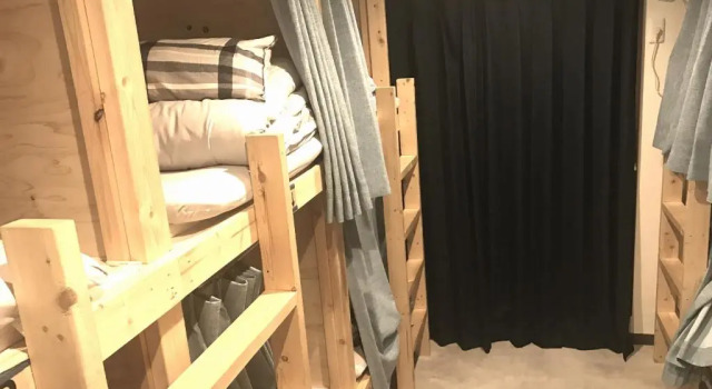 Кровать в общем номере (мужской номер) Guesthouse Sensu