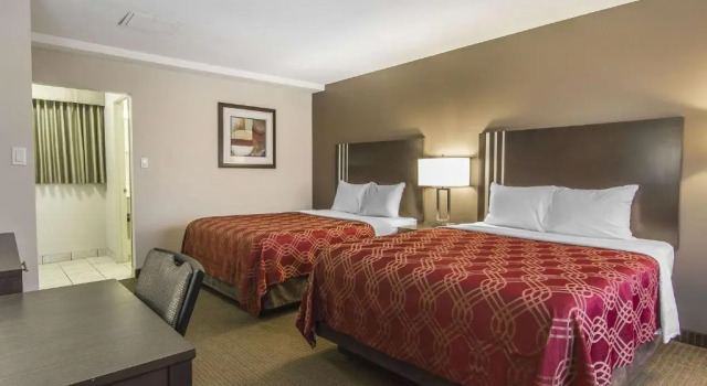 Четырёхместный номер Superior Econo Lodge Inn & Suites