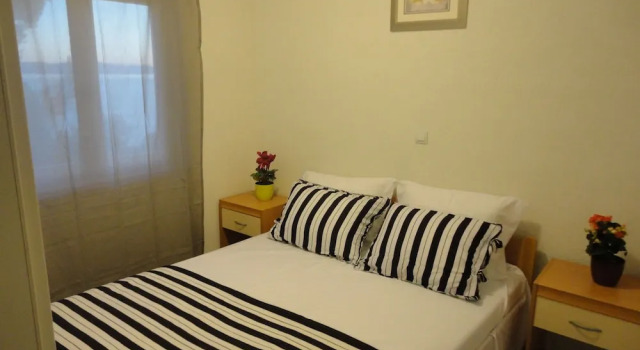 Lovely Apartment With Terrace and Gorgeous sea View. Near the Beach !, Забронировать Апартаменты/квартира Скозанье Сплитско-Далматинская жупания