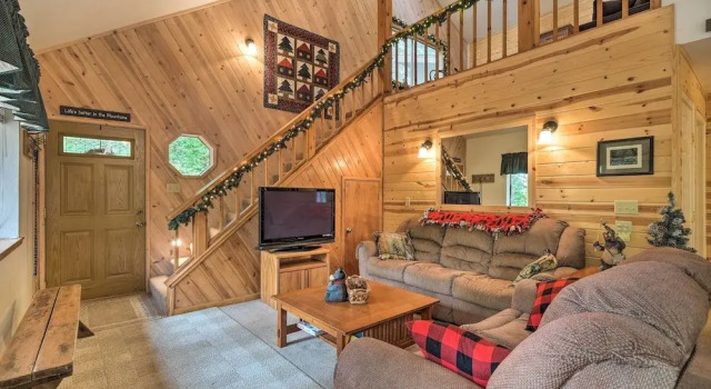 Коттедж Game Room & Deck: Pet-friendly Camp Connell Cabin