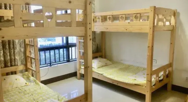 Кровать в общем номере (мужской номер) Nanning Rushe Homestay Hotel