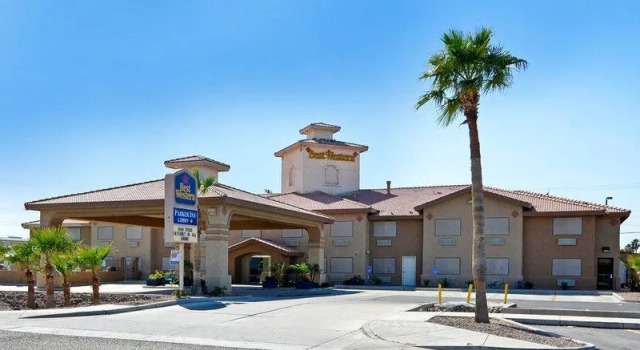 Кровать в общем номере Best Western Parker Inn