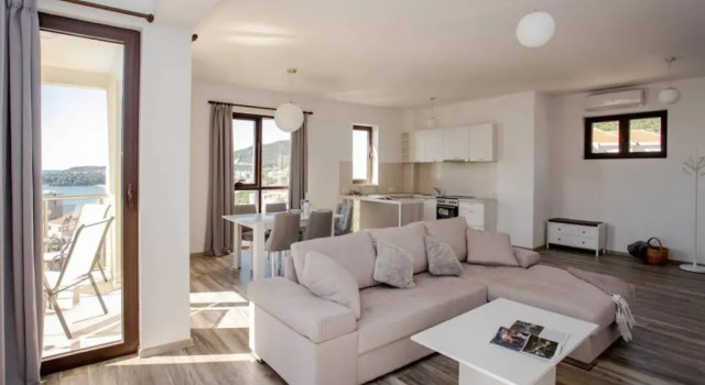 3 Bedrooms Penthouse with roof terrace Rafailovici, Rezervasyon Otel Rafailovici 